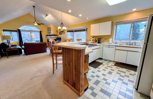 Bretton Woods House | FV36 Sunny Fairway Village Townhome on the Mount Washington Hotel golf course. AC, dog friendly!