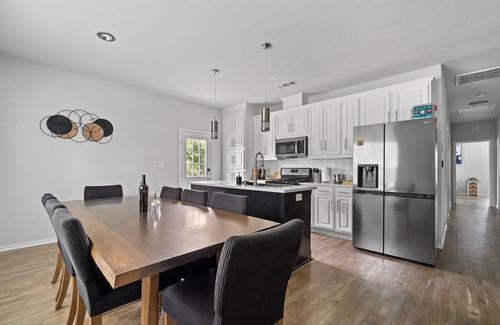 Fort Worth House | FW Retreat Minutes to Stockyards TCU 7th St Hot Tub MiniGolf