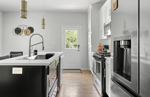 Fort Worth House | FW Retreat Minutes to Stockyards TCU 7th St Hot Tub MiniGolf