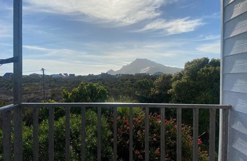 Betty's Bay House | Fynbos Lodge - a fynbos beach house
