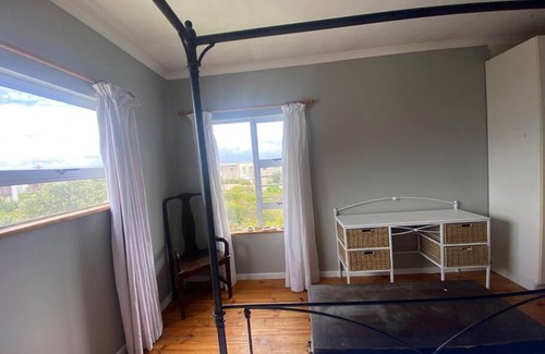 Betty's Bay House | Fynbos Lodge - a fynbos beach house
