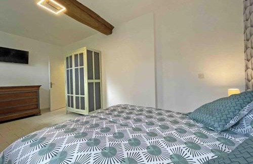 Domfront en Poiraie House | Gîte au charme ancien avec terrasse, animaux admis - FR-1-497-201