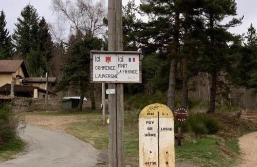 Saint-Priest-la-Prugne House | Gîte chaleureux avec terrasse en pleine nature - Parfait pour 4 personnes - FR-1-496-348