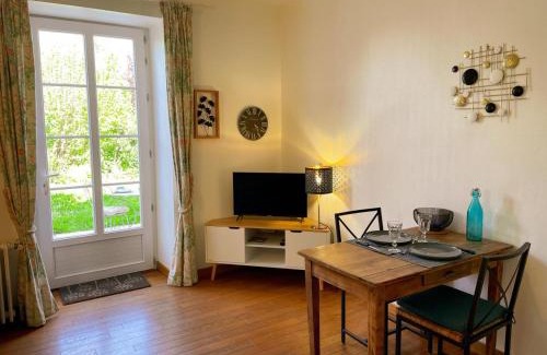 Saint-Claude-de-Diray House | Gîte cosy avec terrasse privative, parking et WiFi - FR-1-491-443