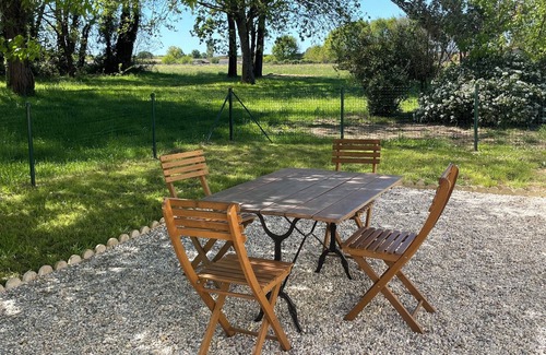 Lesparre-Medoc House | Gîte de Ferme Vigneronne Avec Ateliers Découvertes Apiculture