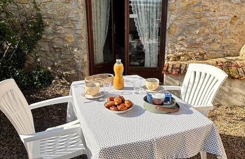 Doue-en-Anjou House | Gîte les Roses sleeps 2/4