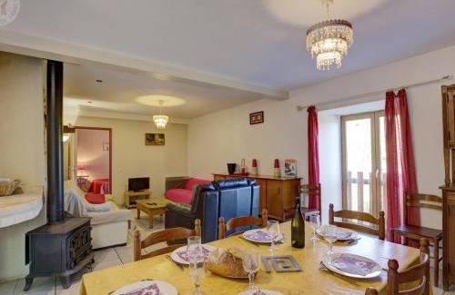 La Terrasse-sur-Dorlay House | Gîte moderne avec patio privatif, proche Parc du Pilat, idéal pour activités plein air et détente - FR-1-496-70