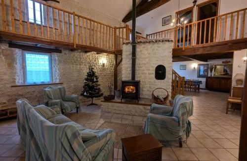 Angeduc House | Gîte rustique en Charente avec piscine et WiFi - FR-1-653-272