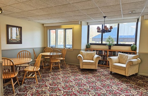 Lincoln Condo | G204A By Loon Res/Hotel room, in-rm jet tub, pool/hot tub, near South Peak.