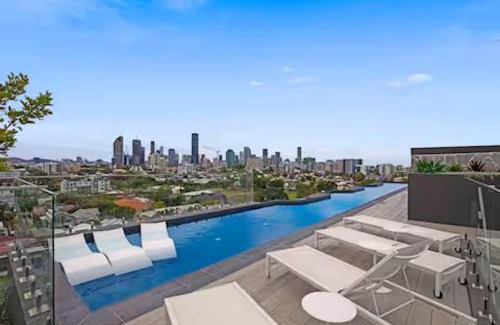 East Brisbane Apartment | Gabba Oasis - Luxury 3BR Apt & Pool