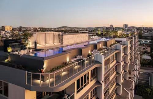 East Brisbane Apartment | Gabba Oasis - Luxury 3BR Apt & Pool
