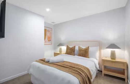 East Brisbane Apartment | Gabba Oasis - Luxury 3BR Apt & Pool
