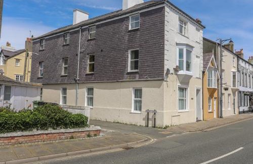 Beaumaris Apartment | Gadlys House - Waters Edge
