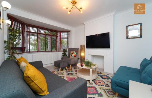 Hersham House | Gaia Cottages 3BR Home with Parking,WIFI,Garden,EV & Desk