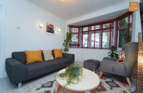 Hersham House | Gaia Cottages 3BR Home with Parking,WIFI,Garden,EV & Desk