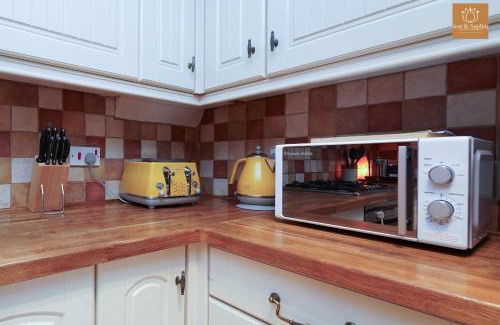 Hersham House | Gaia Cottages 3BR Home with Parking,WIFI,Garden,EV & Desk
