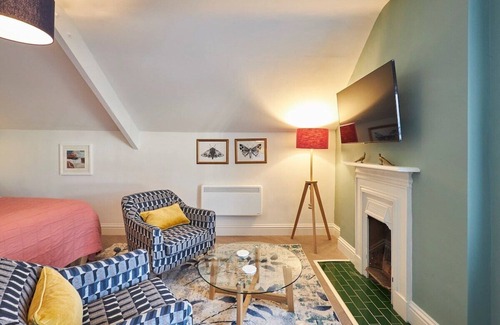 Wooler Apartment | Gains Law @ Arlington House Hotel: Boutique Self Check-In Ensuite Room in Wooler
