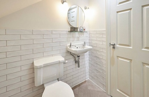 Wooler Apartment | Gains Law @ Arlington House Hotel: Boutique Self Check-In Ensuite Room in Wooler