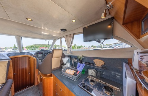 Muritz Boat Rental | Galeon 330 Fly: Your sporty companion for unforgettable cruises