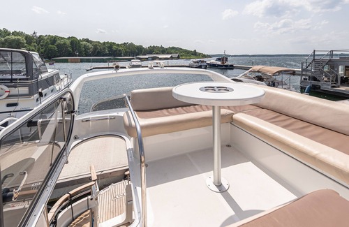 Muritz Boat Rental | Galeon 330 Fly: Your sporty companion for unforgettable cruises