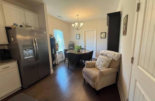 Gallatin House | Gallatin Gem Sleeps 10 + Pool & Music Nearby