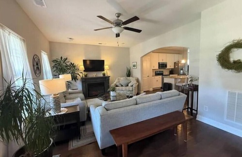 Gallatin House | Gallatin Gem Sleeps 10 + Pool & Music Nearby