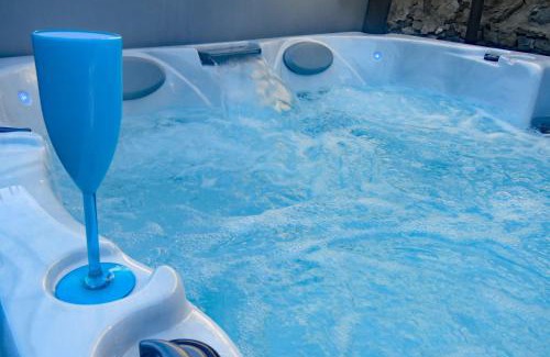 Blaencelyn House | Galleri hot tub 2 bed ensuite