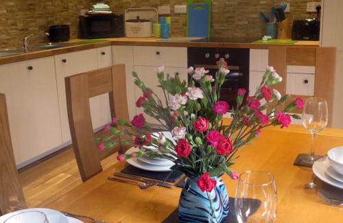 Blaencelyn House | Galleri hot tub 2 bed ensuite