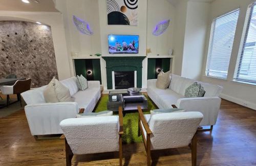 Woodlake - Briar Meadow House | Galleria Getaway Private Pool Sleeps Up to 10