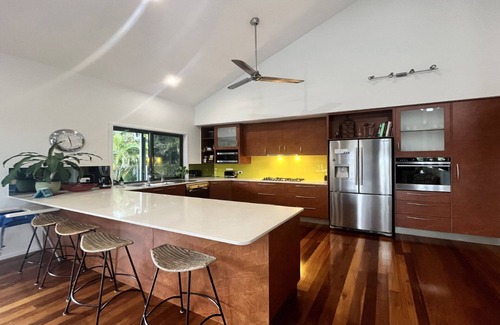 Little Mountain House | Gallery Place - ultimate family spot with pool & pool table!