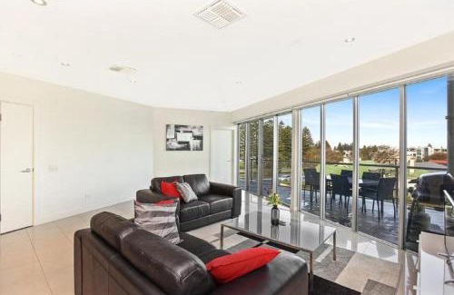 Victor Harbor Apartment | Gallery Resort Style Penthouse No 13