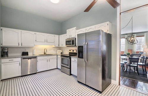 Beach Institute Apartment | Gallery Stays - Amiri Pop
