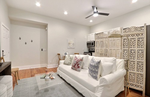 Beach Institute Apartment | Gallery Stays - Parkside Suite - Luxury King Bed
