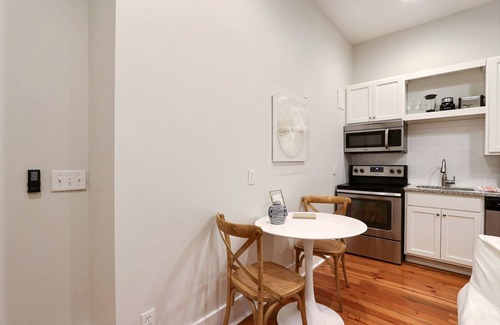 Beach Institute Apartment | Gallery Stays - Parkside Suite - Luxury King Bed