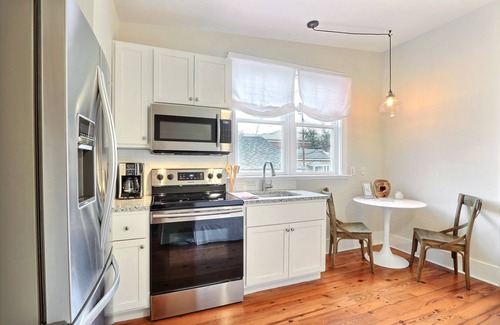 Beach Institute Apartment | Gallery Stays - Parkside Loft with Luxury King bed