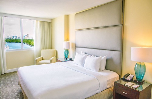 East Fort Lauderdale Hotel | GALLERYone- A DoubleTree Suites by Hilton Hotel