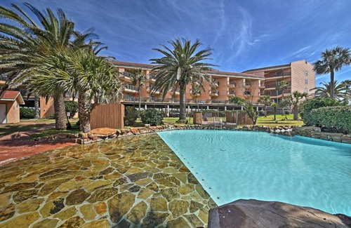 Galveston Apartment | Galveston Getaway with Pool Access Steps from Beach