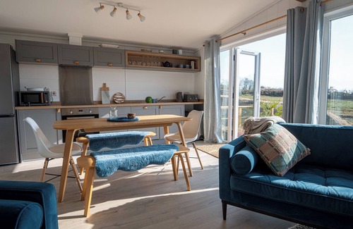 Dwyran Cottage | GALWAD Y MOR, pet friendly, with a garden in Niwbwrch (Newborough)