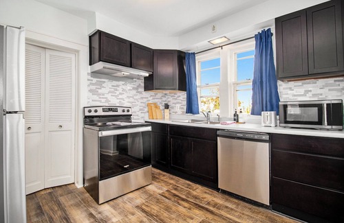 Northeast South Bend House | GAME DAY Haven: Sleeps 10, Near Notre Dame & DT!