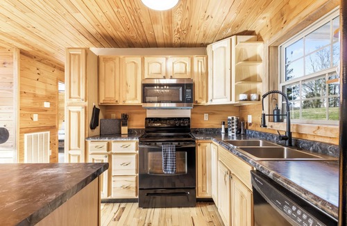 Mount Juliet Cabin | Game Night Ready-Cook with Ease-Sleep in Peace-Near Nashville/BNA