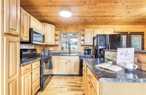 Mount Juliet Cabin | Game Night Ready-Cook with Ease-Sleep in Peace-Near Nashville/BNA