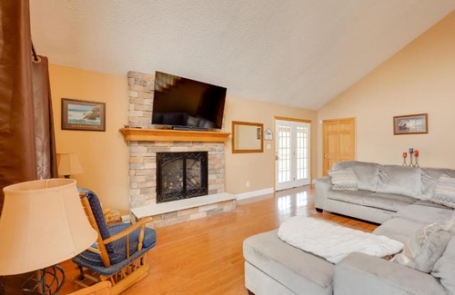 Hallsville House | Game Room and On-Site Pond Laurelville Retreat!