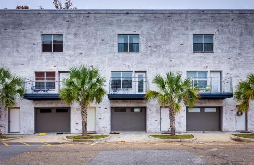 Central Business District Apartment | Game Room and Walkable Location Mobile Condo!