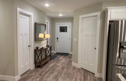 Ozark House | Game Room/Big TVs King Beds -4 Min to Finley Farms