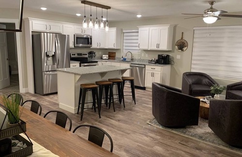 Ozark House | Game Room/Big TVs King Beds -4 Min to Finley Farms
