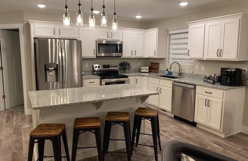 Ozark House | Game Room/Big TVs King Beds -4 Min to Finley Farms