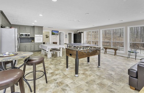 Lake Oconee House | GAME ROOM, QUIET COVE & DOCK! LAKEFRONT! SLEEPS 16