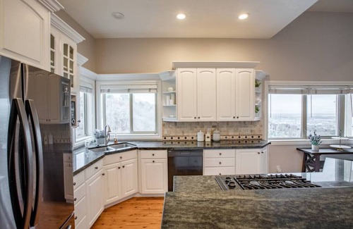 North Salt Lake House | Game Rooms | Family Retreat | Views