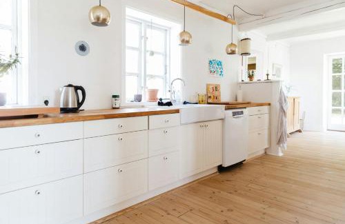 Stege House | Gammelt Landsted Med Udsigt Over Marker