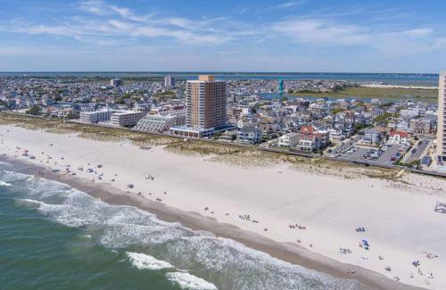 Ventnor City House | Gammys Beach Getaway Sleeps 20 2 blocks to Beach